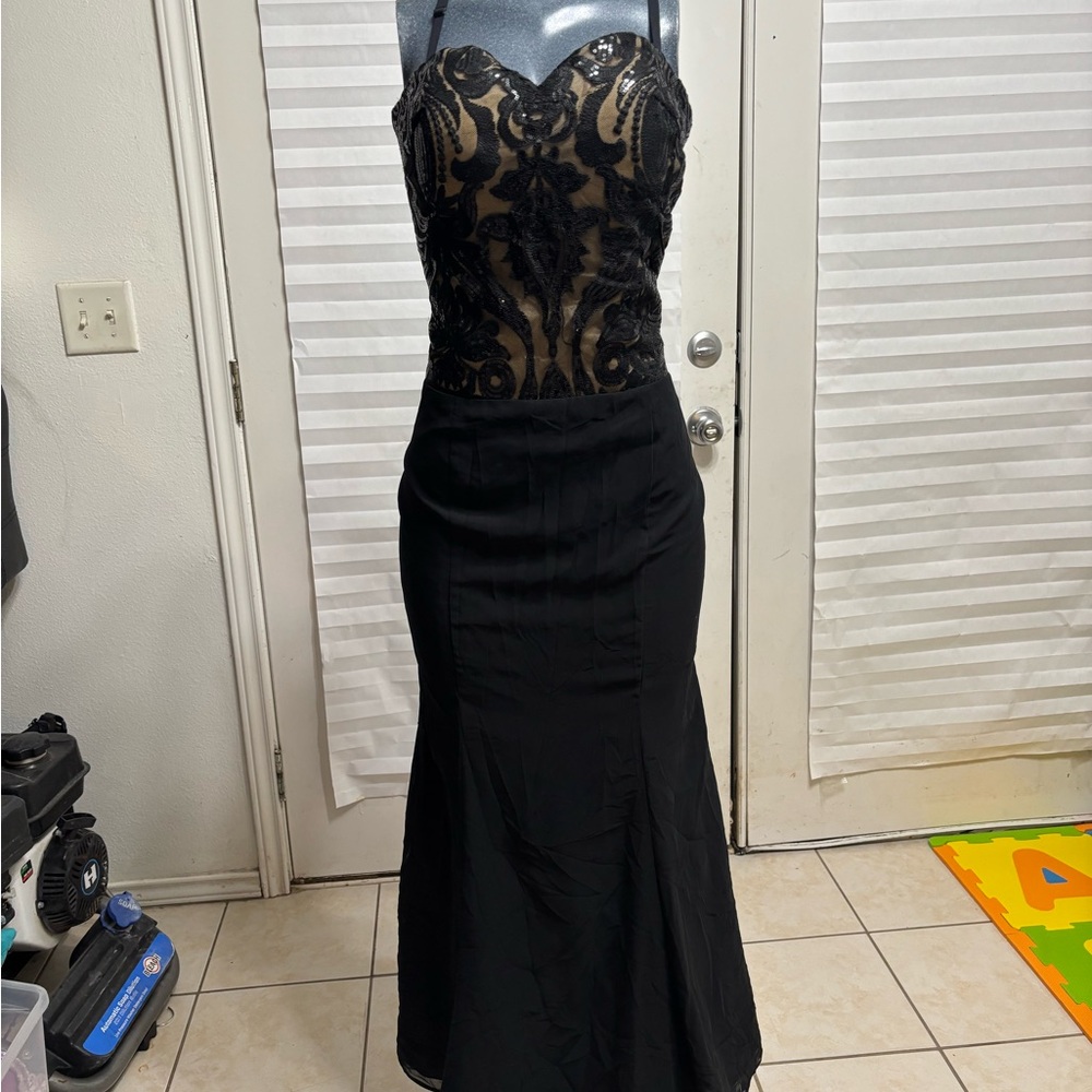 Elegant Black Lace Evening Gown